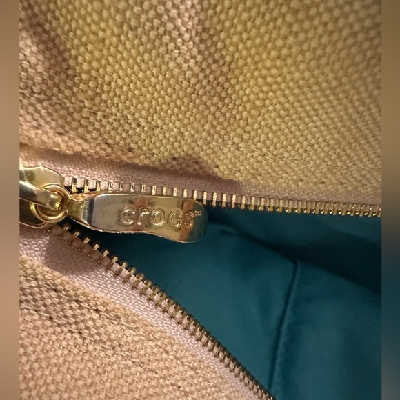 Crocs tote bag shoulder purse. Tan, blue & green. Excellent condition - Picture 3 of 13